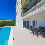 Olivia トロギール